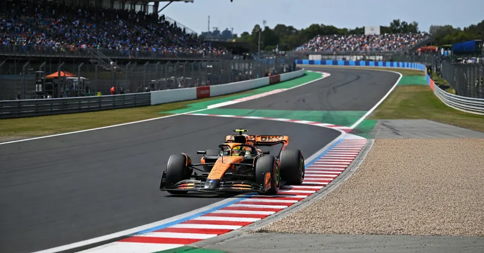 De McLaren van Lando Norris tijdens de laatste training op de Hungaroring