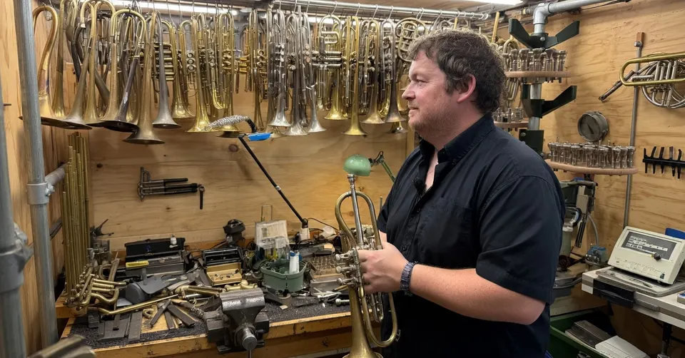 Instrumentenbouwer Mark Geelen in zijn werkplaats in Wijk bij Duurstede