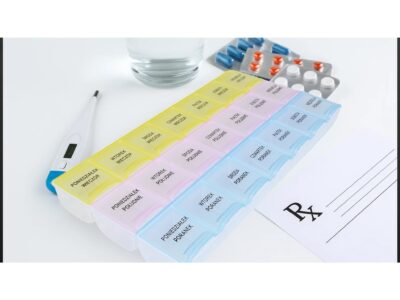 POJEMNIK ORGANIZER NA LEKI 21 KOMORY - polskie napisy