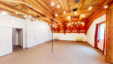 Galerie - Der heimelige Saal mit Originalgebälk