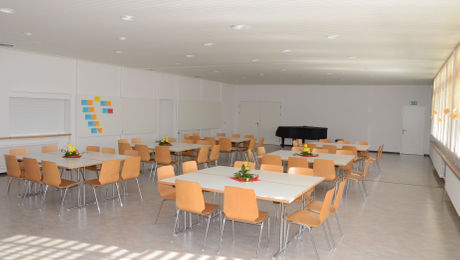 Saal mit Blickrichtung Kirche