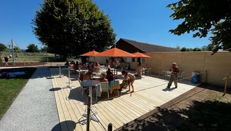 Gastronomiebereich in der Badi Aarburg