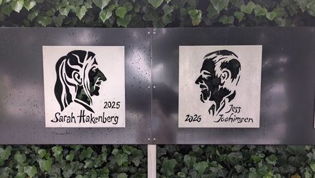 Die Plaketten von Sarah Hakenberg und Jess Jochimsen
