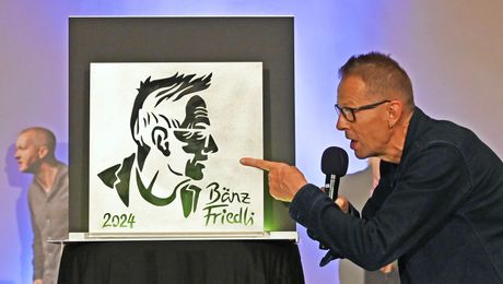 Bänz Friedli mit seiner Stahlplatte - Remo Fröhlicher