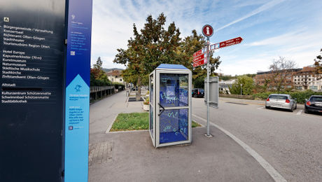 Stele und Rätselkabine auf dem Schriftstellerweg