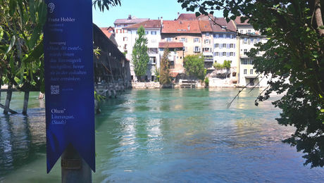 Eine Stele des Schweizer Schriftstellerwegs