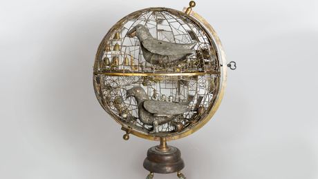 Die Friedenstaube und ihr Schatten