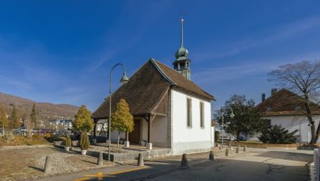 Kapelle St. Laurentius mit Blick aufs Dorf