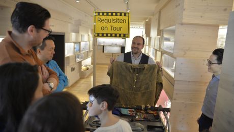 Rinaldo Somaini zeigt seine Requisiten im Haus der Museen