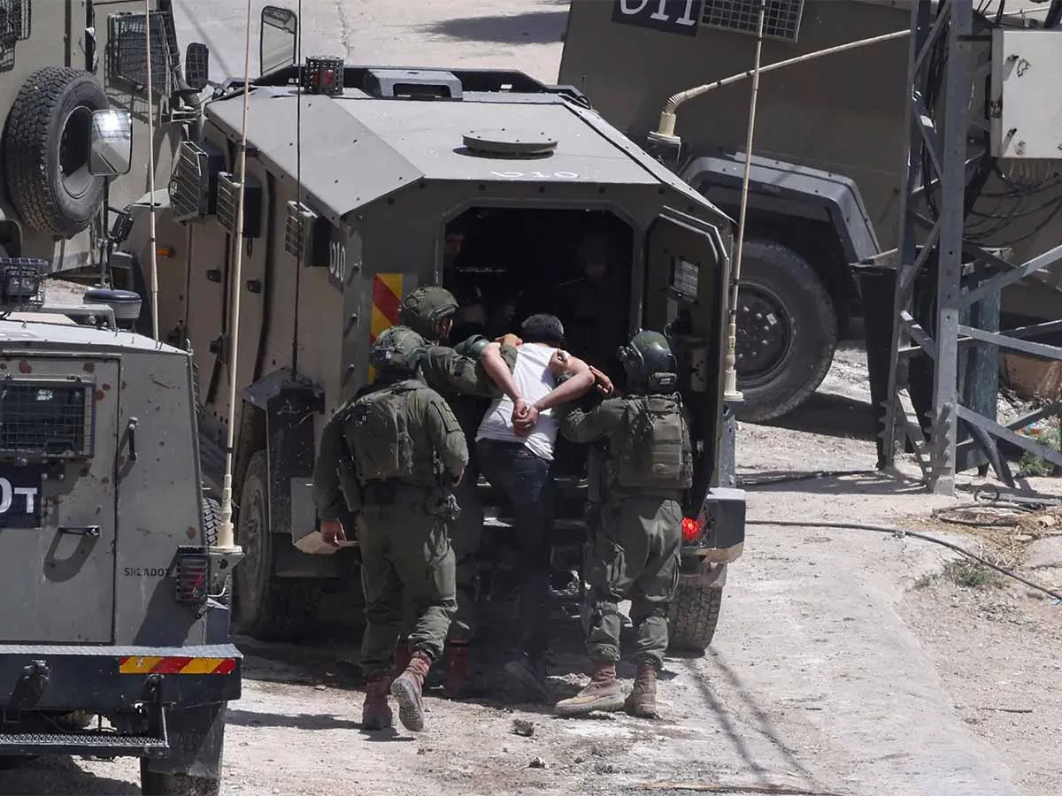 الاحتلال يعتقل 15 فلسطينياً في حملة مداهمات بالضفة والقدس