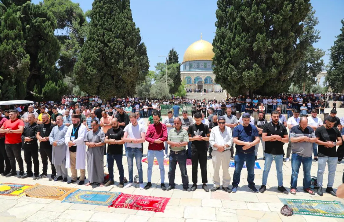 عشرات الآلاف يؤدون صلاة الجمعة في المسجد الأقصى