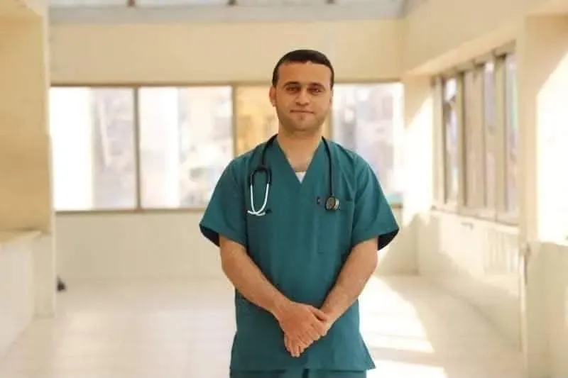 طبيب غزي يواصل معالجة الجرحى حتى آخر لحظة في ناصر