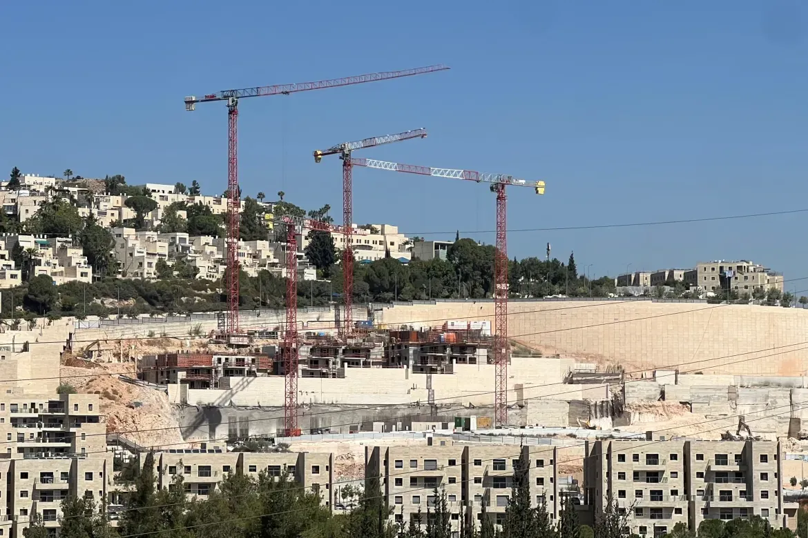سلطات الاحتلال تدفع بمخططات استيطانية في القدس قبيل الانتخابات