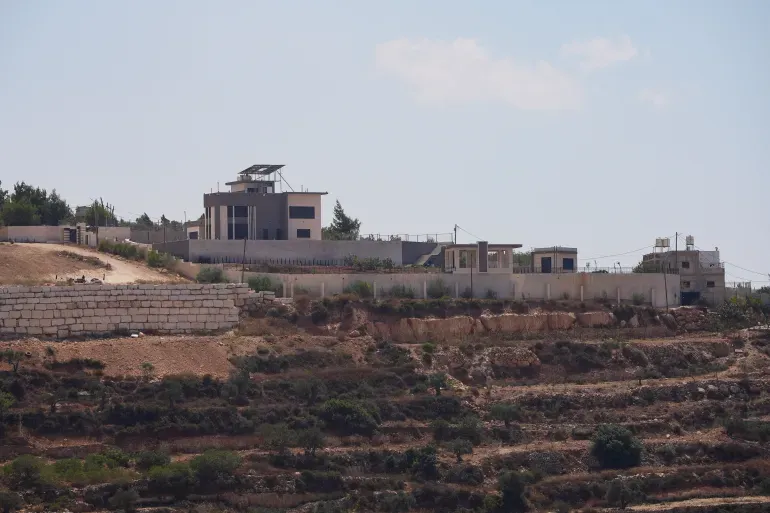 مستوطنون يحاصرون ثلاث عائلات فلسطينية لليوم السادس