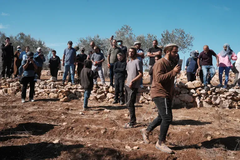 المستوطنون يصعّدون الهجمات على الفلسطينيين بالضفة الغربية