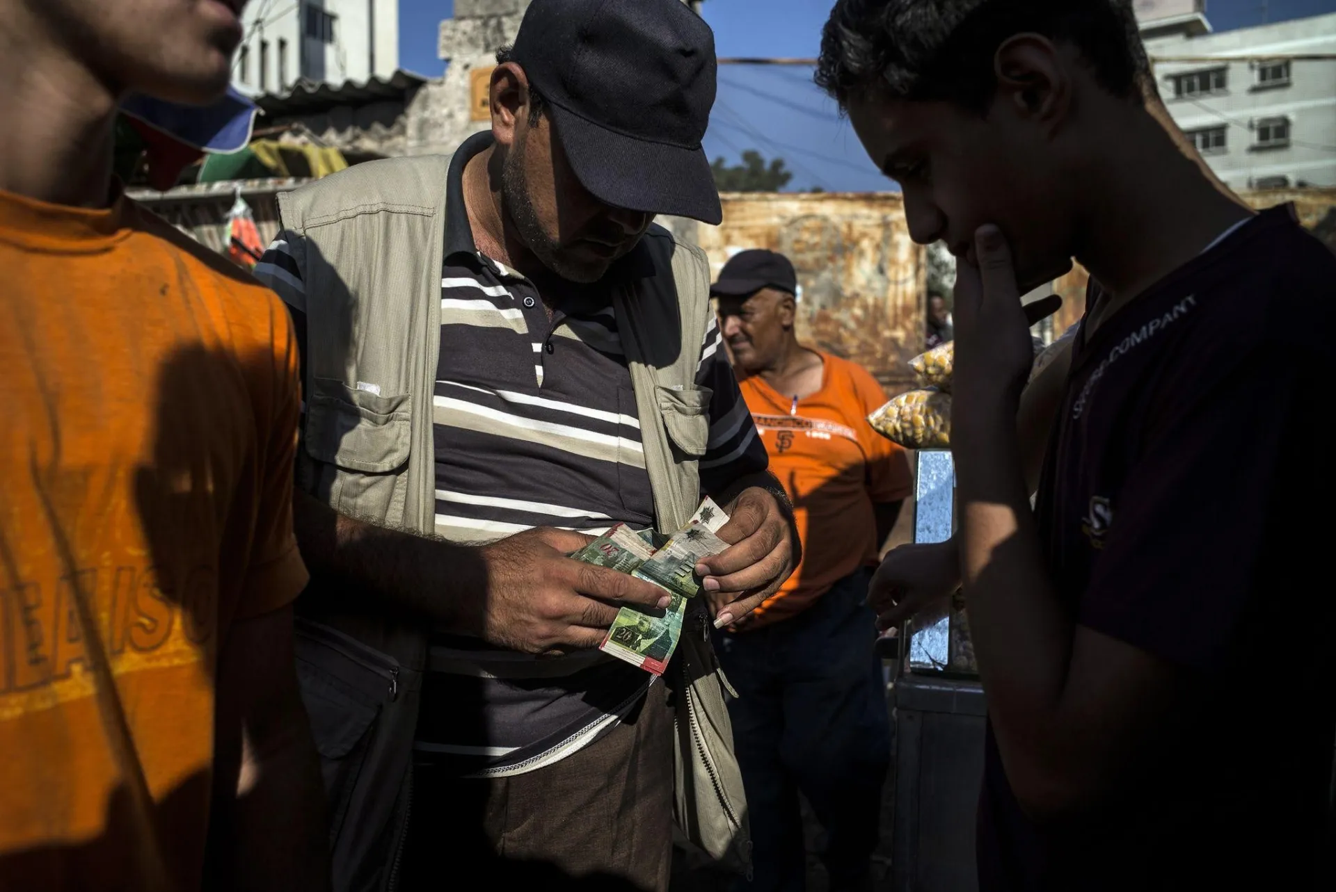 ما أسباب انخفاض سعر الشيكل إلى أدنى مستوى له في شهرين؟