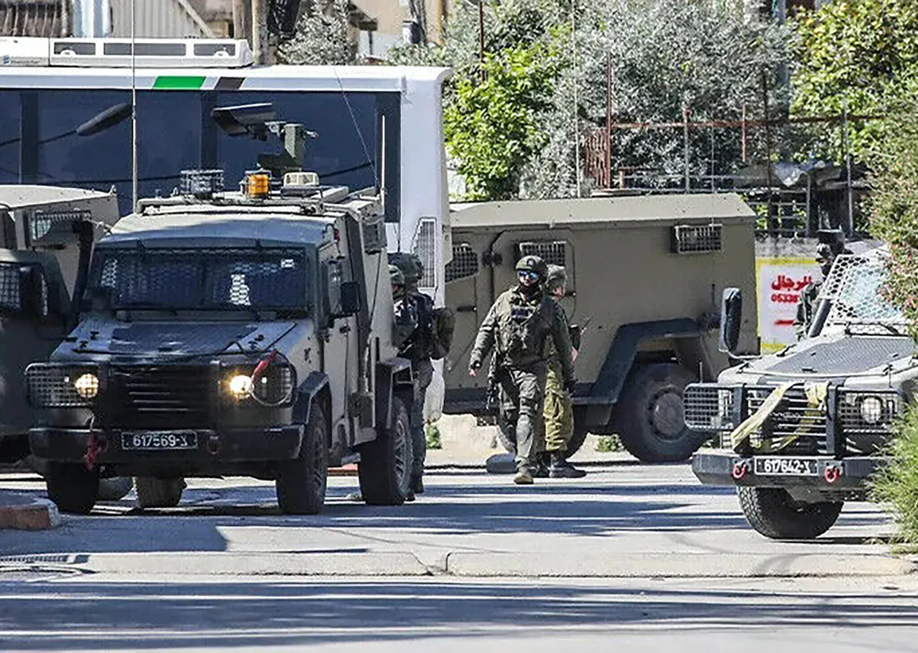 الاحتلال يعتقل 31 فلسطينياً في اقتحامات بالضفة الغربية