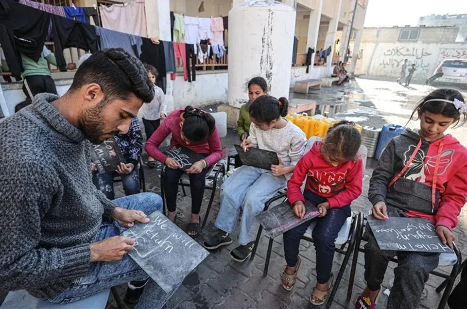 التعليم الفلسطيني تحت الاستهداف: دمار في غزة وقيود في الضفة