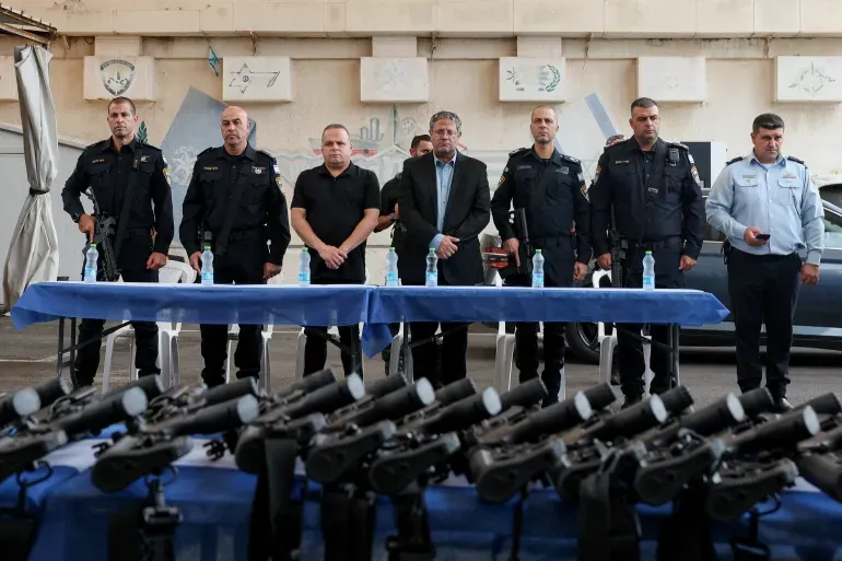 بن غفير يوسّع حق المستوطنين بحمل السلاح في 11 موقع بالضفة