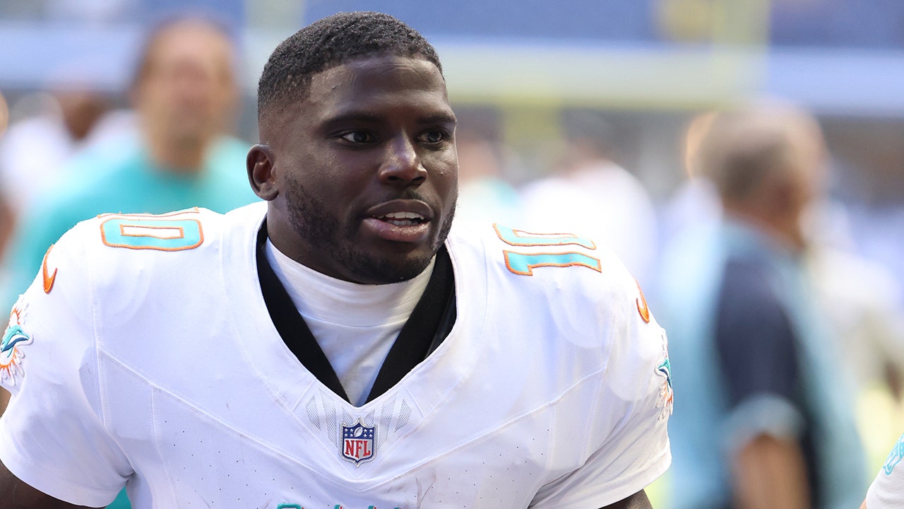 Reports: Dolphins to release star wide receiver Tyreek Hill