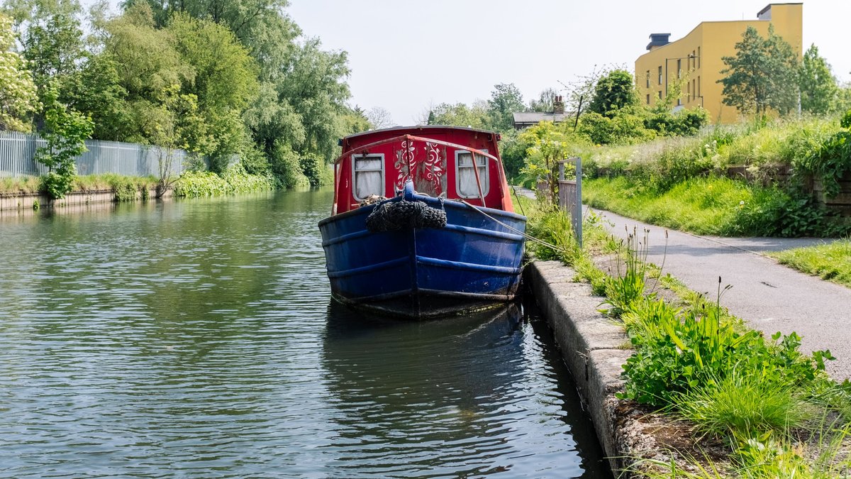 95 000 euros investis, pour finalement tout revendre et n’en gagner que 2 : le coup du sort d’un retraité forcé de quitter sa péniche