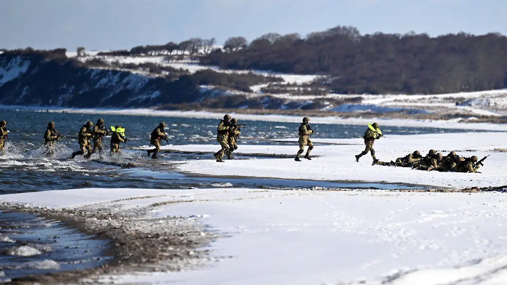 Nato-Soldaten vor Fehmarn Wenn der Ernstfall an der Ostsee eintrittSollte Russland das Baltikum angreifen, dann steht als Erstes die Allied Reaction Force der Nato an der Front. Aber wie kommt sie schnellstens dorthin? Das üben 10.000 Soldaten derzeit in Deutschland. Von Frauke Niemeyer