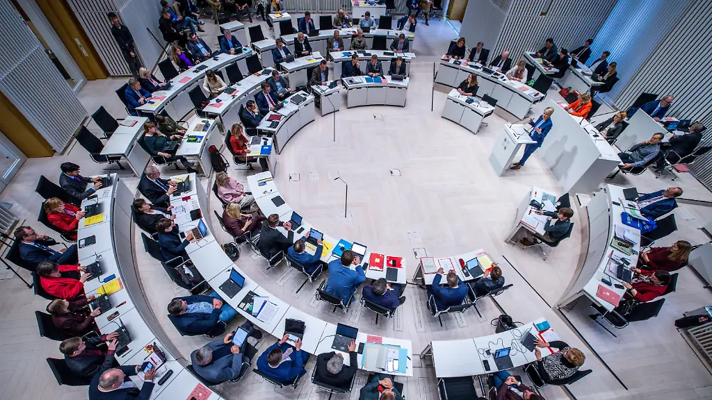 SPD abgeschlagen auf Platz zweiAfD bei Wahlumfrage in Mecklenburg-Vorpommern weit vornIm September wählen die Menschen in Mecklenburg-Vorpommern einen neuen Landtag. Eine aktuelle Umfrage zeigt, dass die Regierungsbildung danach schwierig werden dürfte. Die Partei von Ministerpräsidentin Schwesig liegt demnach fast 15 Prozentpunkte hinter der AfD.