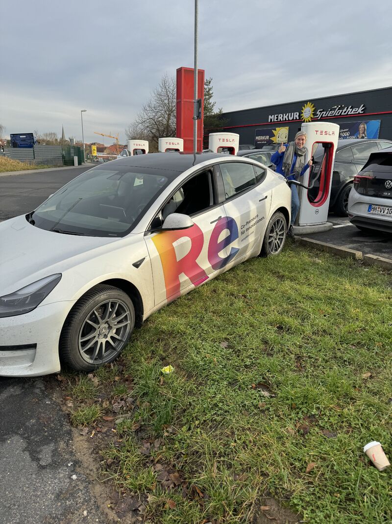 Wenn Tesla Supercharger für alle geöffnet werden muss man auch mal unkonventielle Wege gehen um die Warteschlange zu vermeiden...