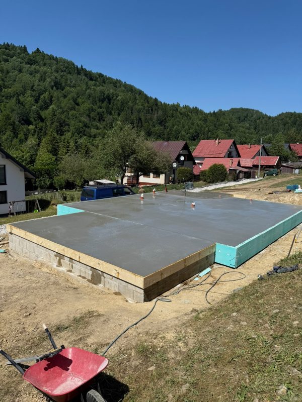 Základová doska s krovom