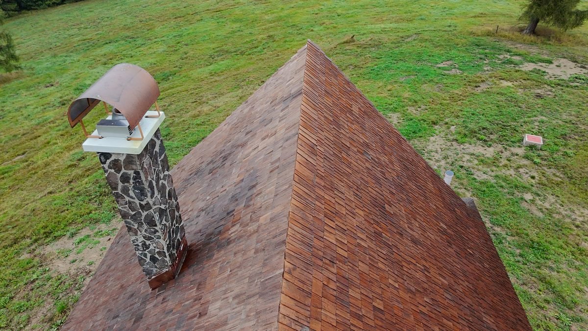 Kamenný komín z dronu