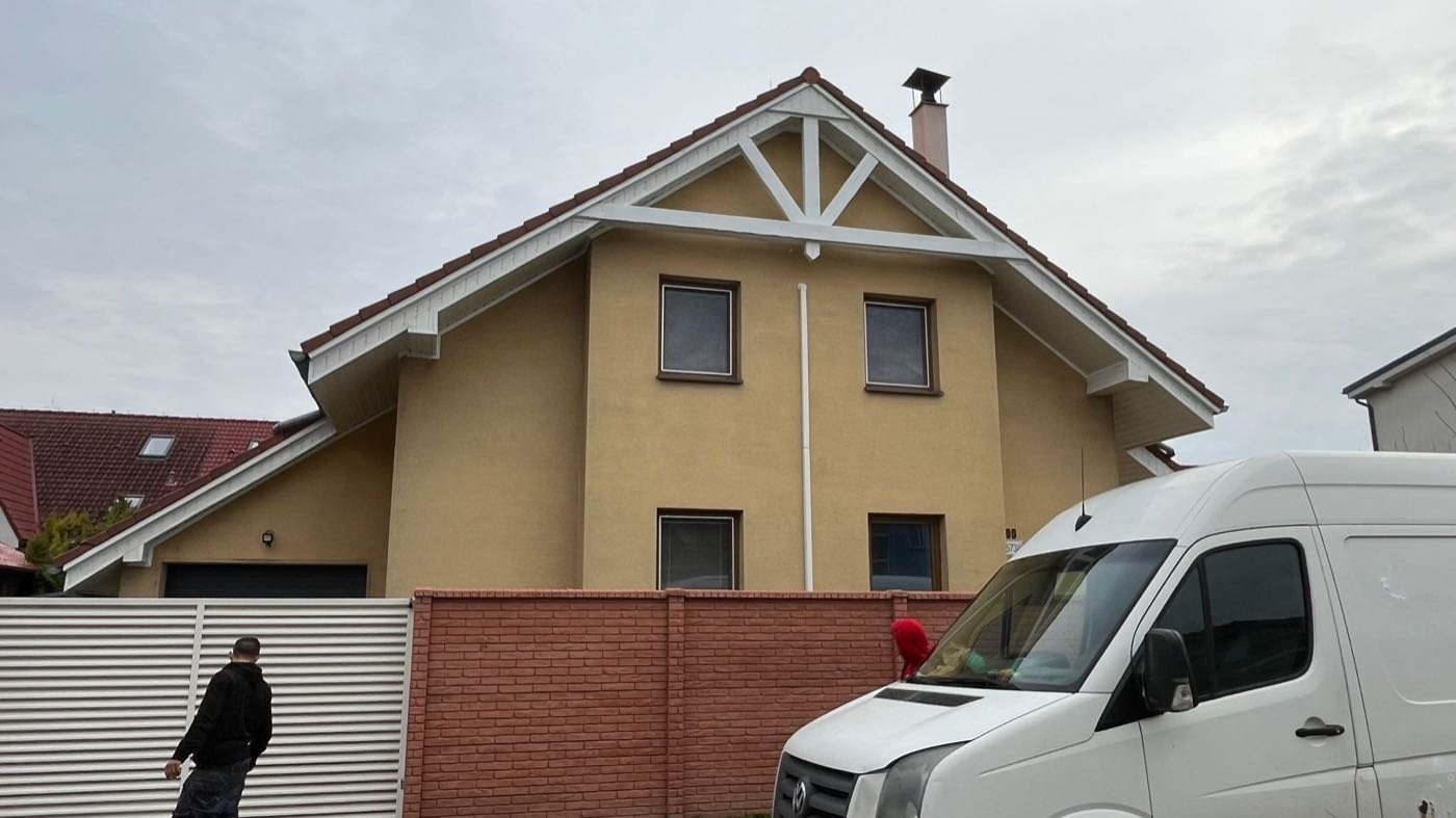 Tradičné biele drevené podbitie s ozdobou — realizácia Kedrostav
