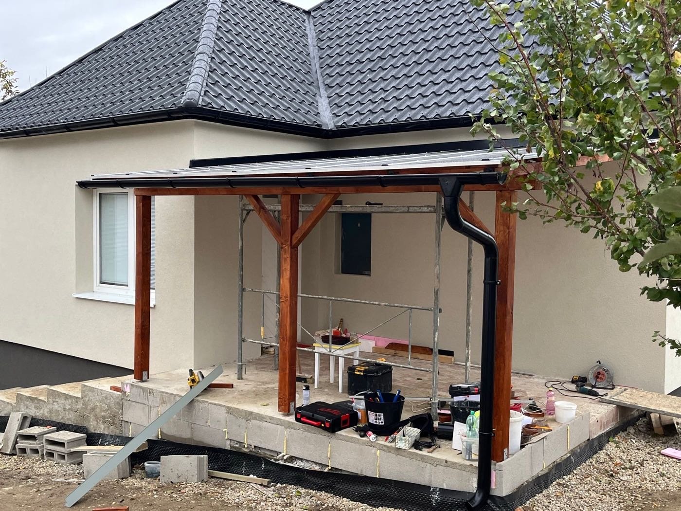 Drevený prístrešok pri rodinnom dome — realizácia Kedrostav