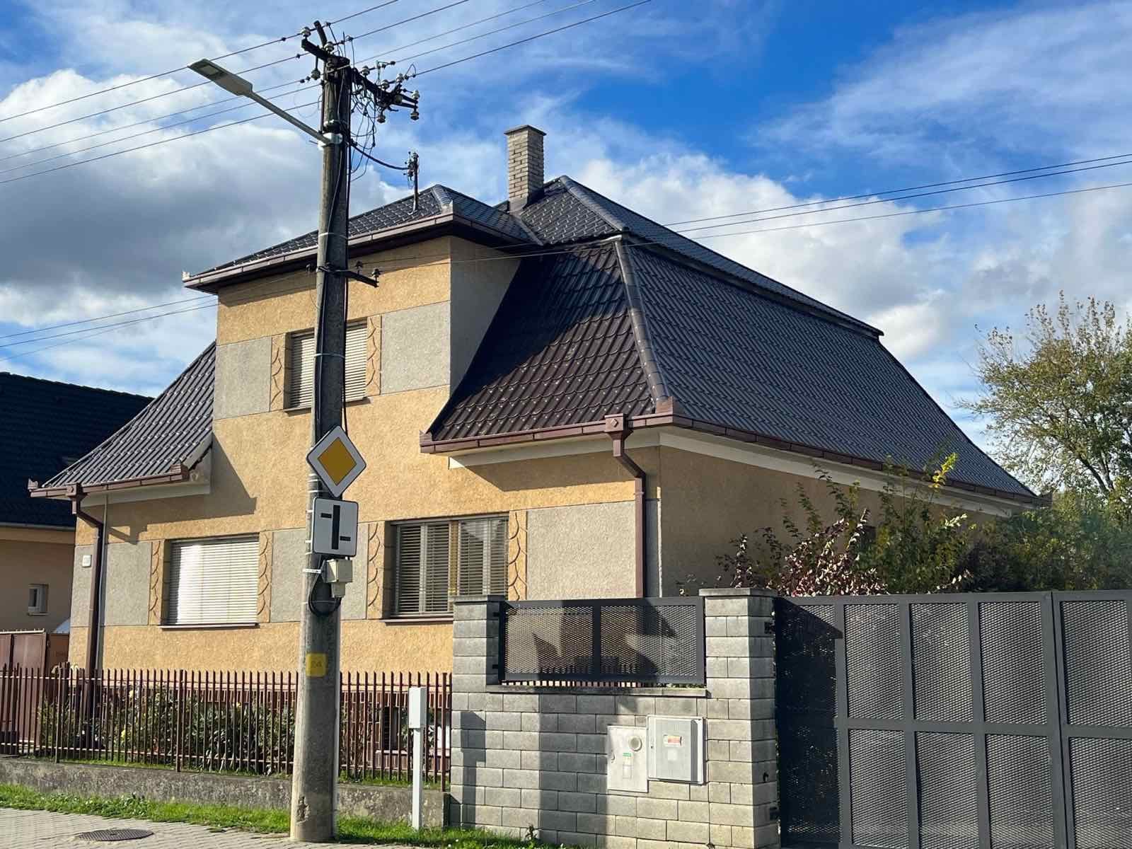 Rodinný dom s novou tmavou škridľovou strechou — realizácia Kedrostav