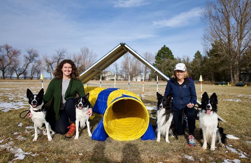 Caitlin Ascher with her mother and their dogs