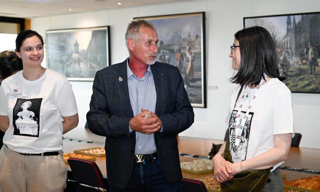 eft, Directeur Mme Fleur-Marie Desfaugéres; middle, Président SCC veterinarianDr. Alexandre Balzer; and right, Dorothée Fabre, responsable Musée et Mediathèque
