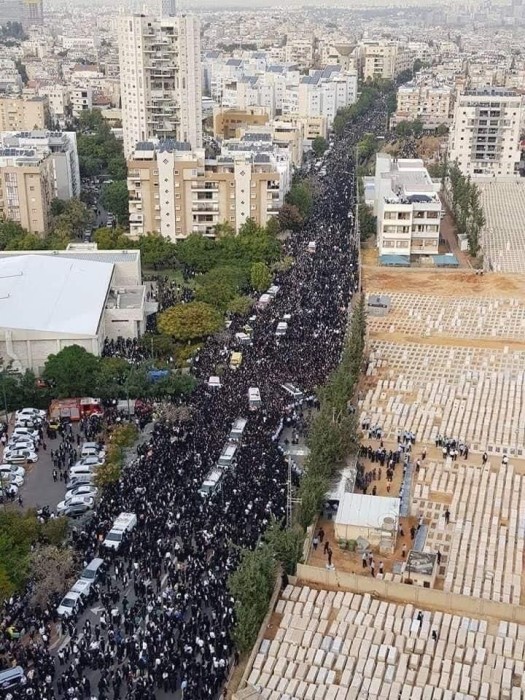 صورة قديمة قيل إنها من جنازة الحاخام في بني براك ا...