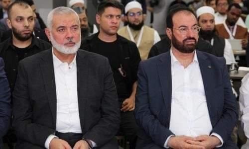 صورة قيل إنها من جاهة فتحي حماد برفقة اسماعيل هنية خلال عقد قرانه، فما حقيقتها؟