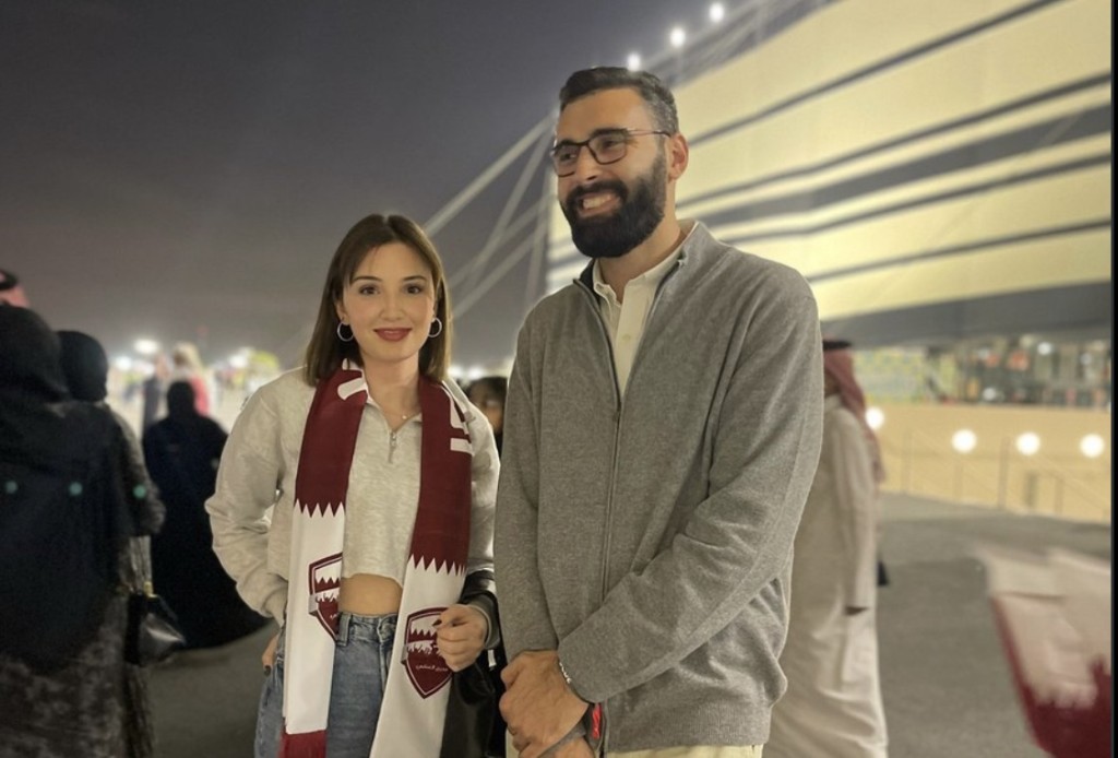هل تجمع هذه الصورة معتز العزايزة بزوجته في قطر؟