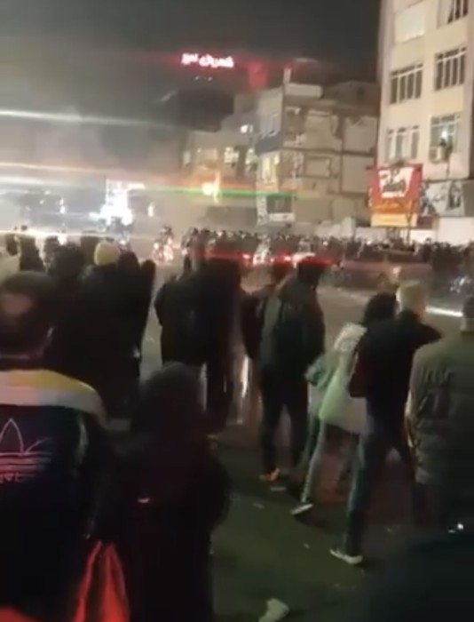 الفيديو ليس لاحتراق بيت الخاميني في إيران