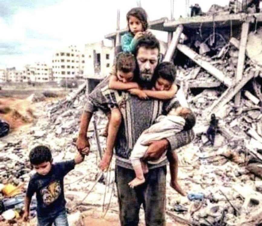 صورة غير حقيقية قيل إنها لأب برفقة أطفاله في قطاع غزة