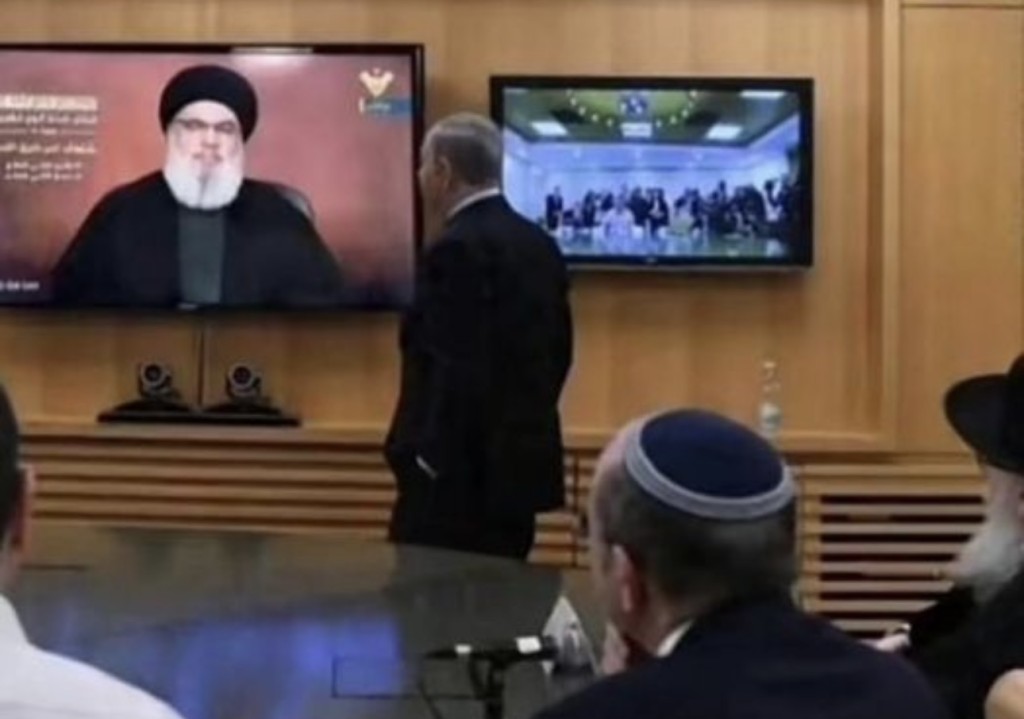 صورة مُركبة قيل إنها أثناء متابعة نتنياهو لخطاب حسن نصر الله