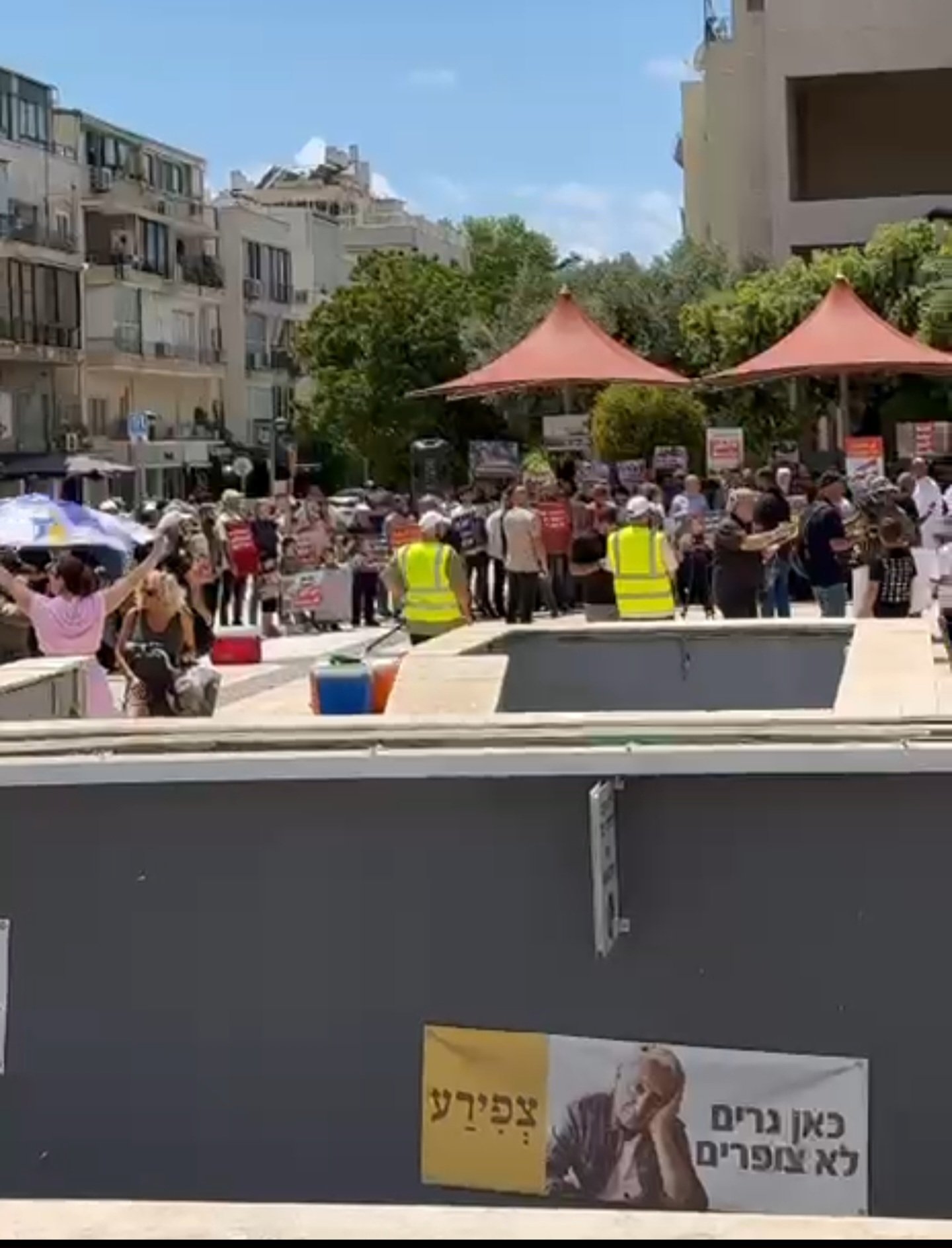فيديو لوقفة أمام السفارة المصرية احتجاجًا على على إغلاق معبر رفح وحالة التجويع التي تُفرض على الفلسطينيين