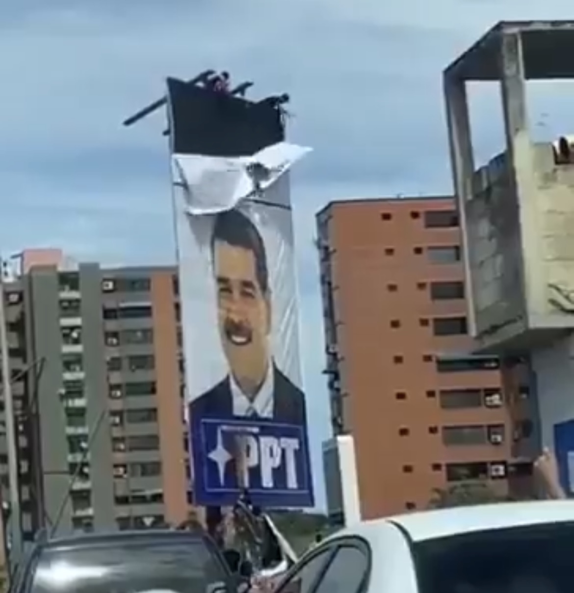 مقطع فيديو قديم لإزالة لافتة تحمل صورة نيكولاس مادورو