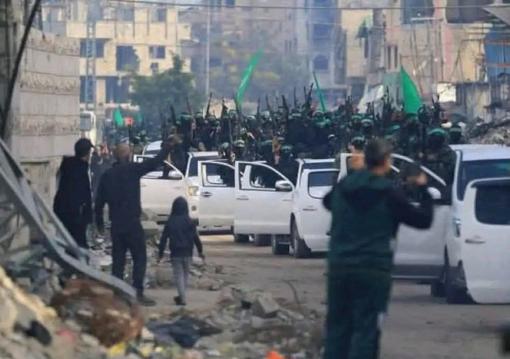 صورة قديمة قيل إنها لخروج حماس بمظهر البطل في سيارات فارهة