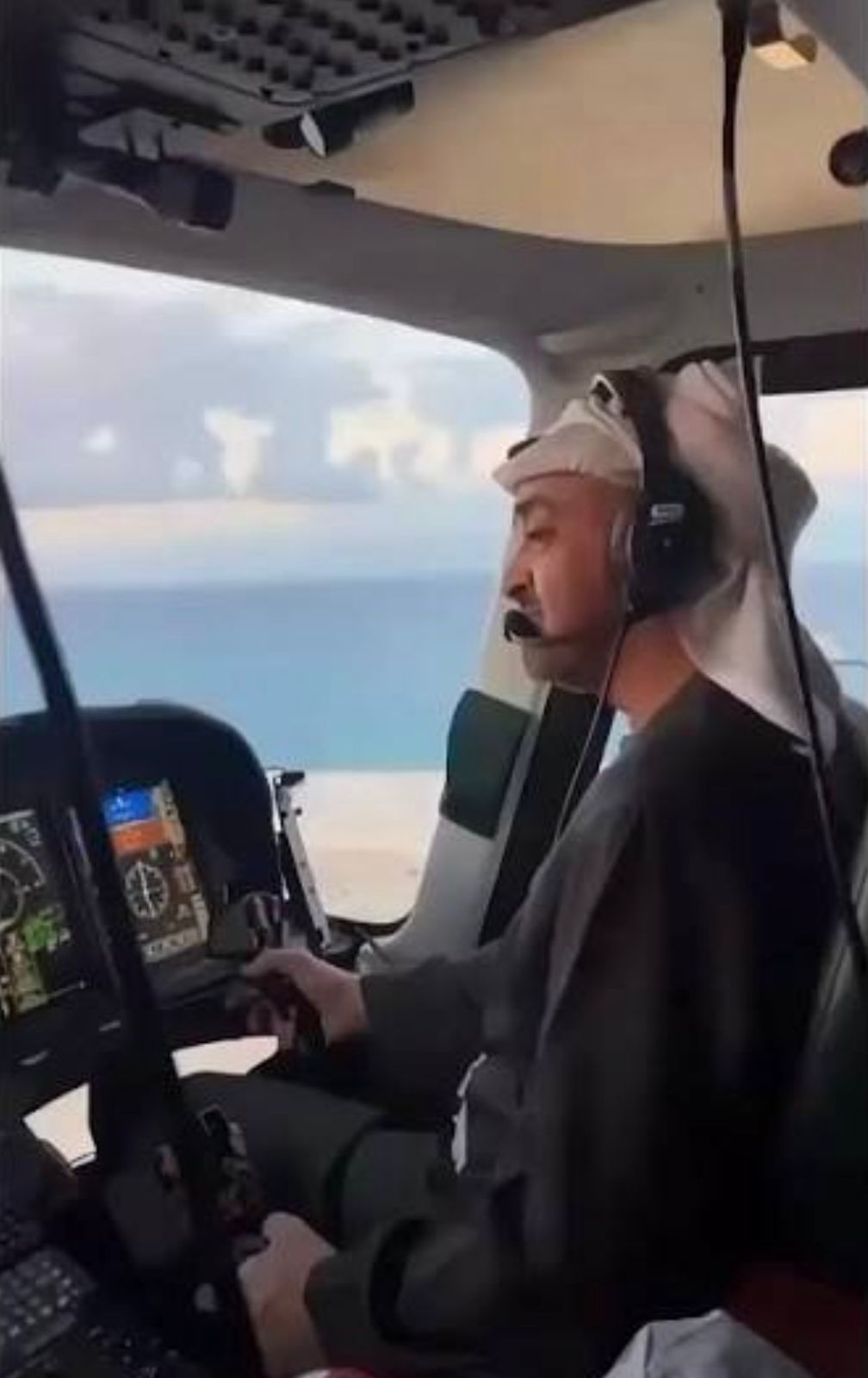 فيديو قديم لمحمد بن زايد قيل أنه يقود مروحية 