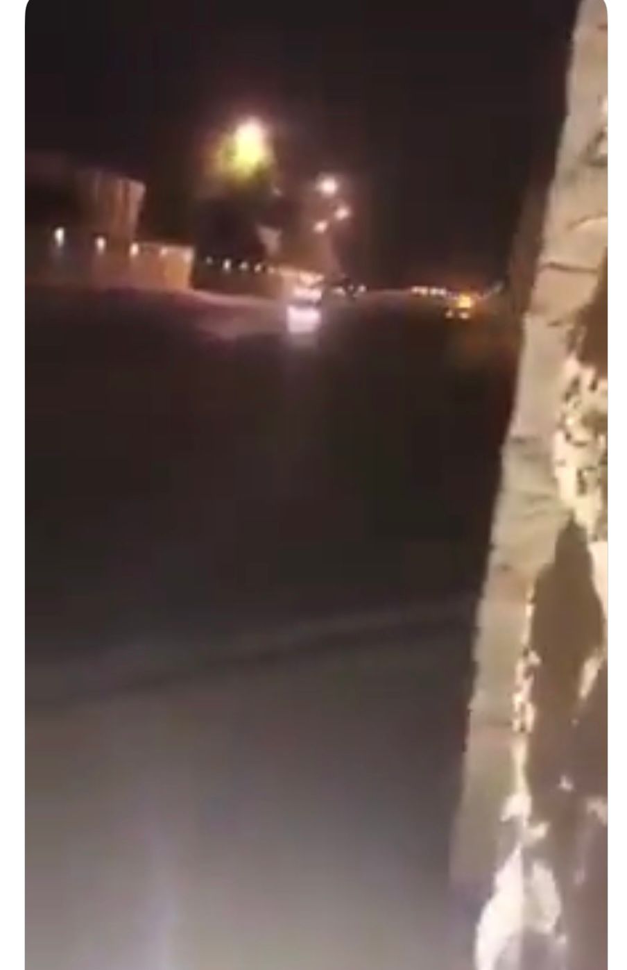 الفيديو قديم ويوثق إسقاط طائرة مسيّرة، وليس اشتباكات داخل قصر ملكي سعودي