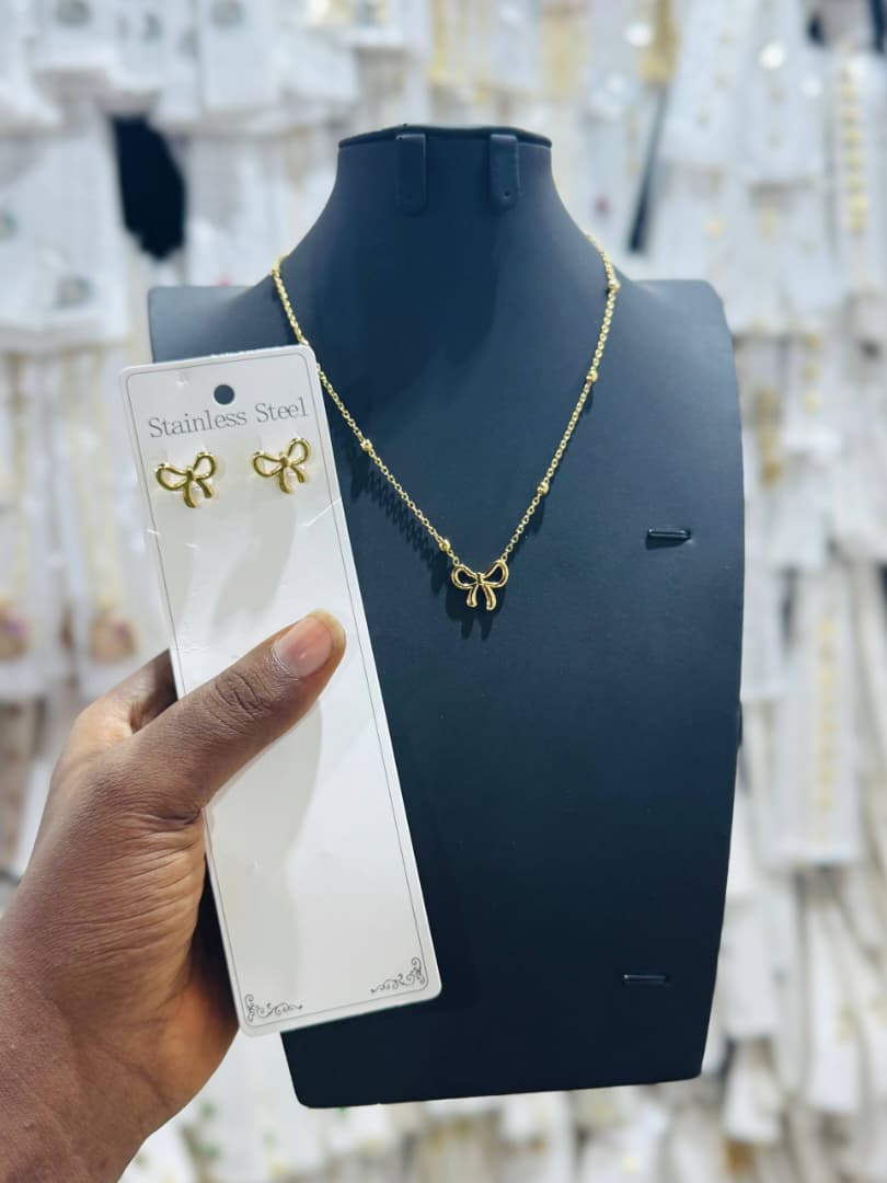 Earring and necklace set