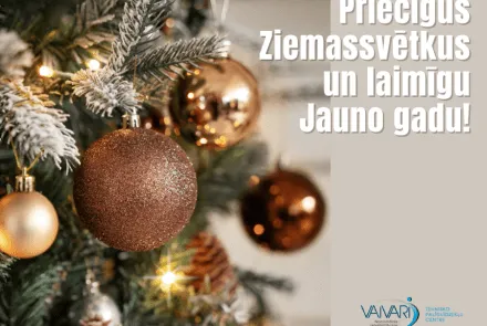 Rotāta Ziemassvētku eglīte ar zelta un bronzas rotājumiem. Labajā pusē ir teksts latviešu valodā: Priecīgus Ziemassvētkus un laimīgu Jauno gadu!, kas angļu valodā nozīmē Merry Christmas and Happy New Year!.