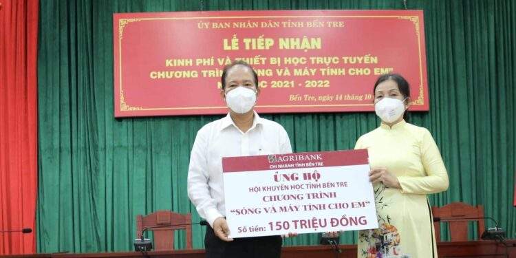 Ủng hộ 150 triệu đồng Chương trình "Sóng và máy tính cho em"