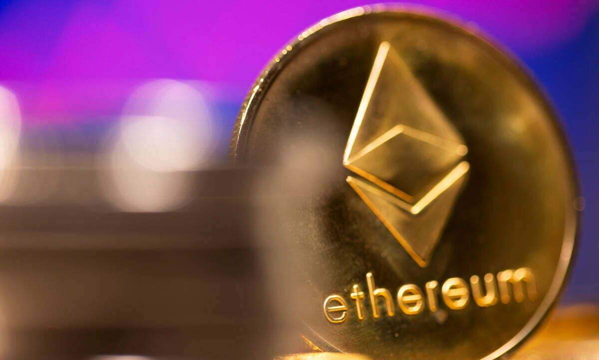 Ethereum 2022 và tiền trong Metaverse 5 FILE PHOTO: A representation of virtual currency Ethereum is seen in front of a stock graph in this illustration taken February 19, 2021. REUTERS/Dado Ruvic/Illustration